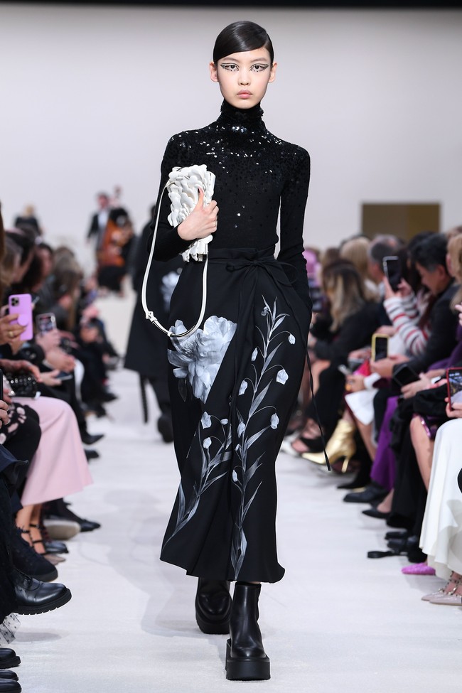 Valentino menyuguhkan koleksi busana yang didominasi warna hitam di Paris Fashion Week 2020, Paris, Prancis, Minggu [01/03/2020]. Photo by Pascal Le Segretain/Getty Images.