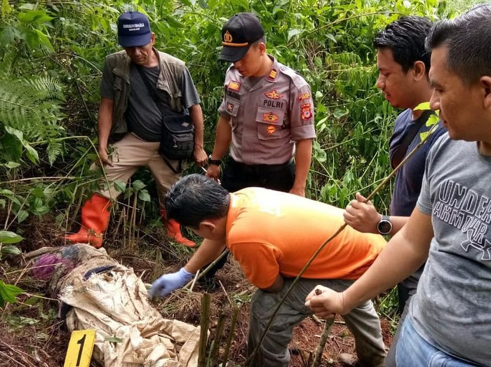 Mayat Perempuan Terbungkus Karung di Bandung Barat