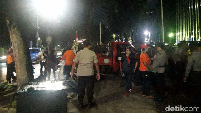 Massa demo di depan Balai Kota DKI bubar.