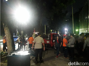Sempat Ricuh, Massa Demo di Kantor Anies Bubar