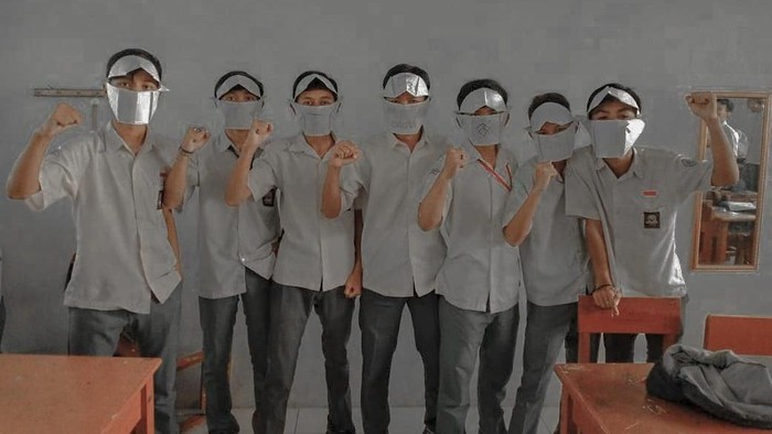 Pelajar Cianjur Bertopeng Kertas