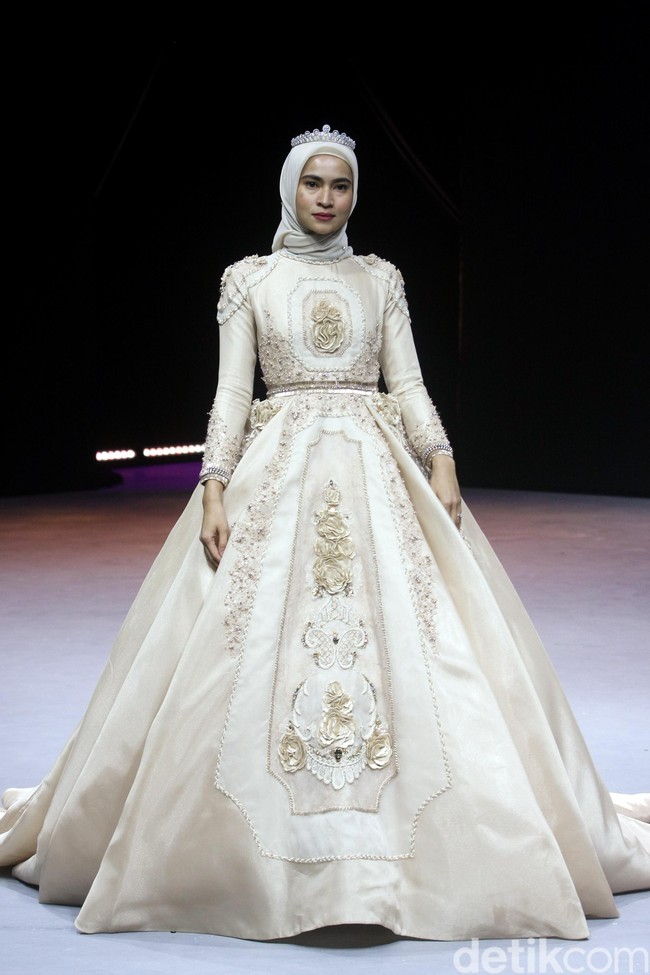 Fashion show terbaru busana muslim Ayu Dyah Andari bertajuk Oase di Muslim Fashion Festival 2020, Jakarta Convention Center, Jakarta, Sabtu [22/2/2020]. Foto: Mohammad Abduh/Wolipop.