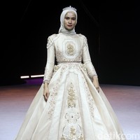 Fashion show terbaru busana muslim Ayu Dyah Andari bertajuk Oase di Muslim Fashion Festival 2020, Jakarta Convention Center, Jakarta, Sabtu [22/2/2020]. Foto: Mohammad Abduh/Wolipop.