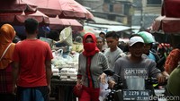 Sejumlah warga menggunakan masker saat berbelanja di Pasar Tradisional Kebayoran Lama, Jakarta, Rabu (04/03/2020).