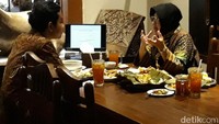 Dari UNS, Risma langsung menuju RM Pecel Solo. Dari jadwal pertemuan pukul 14.00 WIB, Risma tiba lebih dahulu, pukul 13.20 WIB, Rabu (4/3/2020). Risma tampak mengenakan pakaian batik dan jilbab hitam.