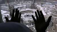 Seorang jamaah terlihat berdoa menghadap Kabah saat menjalani ibadah umroh di Mekah, Rabu (4/3/2020).