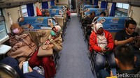 Sejumlah penumpang yang berada di dalam gerbong kereta juga tampak mengenakan masker.
