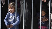 Keputusan Turki untuk memberi lampu hijau kepada para migran dan pengungsi yang hendak melintas dan menuju Eropa melalui wilayahnya itu mendapat kritik dari Kanselir Austria Sebastian Kurz. Ia mengatakan Presiden Turki Recep Tayyip Erdogan tidak memenuhi janjinya karena mengarahkan pengungsi ke perbatasan Yunani untuk memauki Eropa. Diketahui telah ada perjanjian untuk membendung arus pengungsi di tahun 2016 silam. AP Photo/Panagiotis Balaskas.