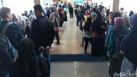 Untuk memasuki auditorium pun, mereka harus rela antre. Bayu Ardi Isnanto/detikcom.