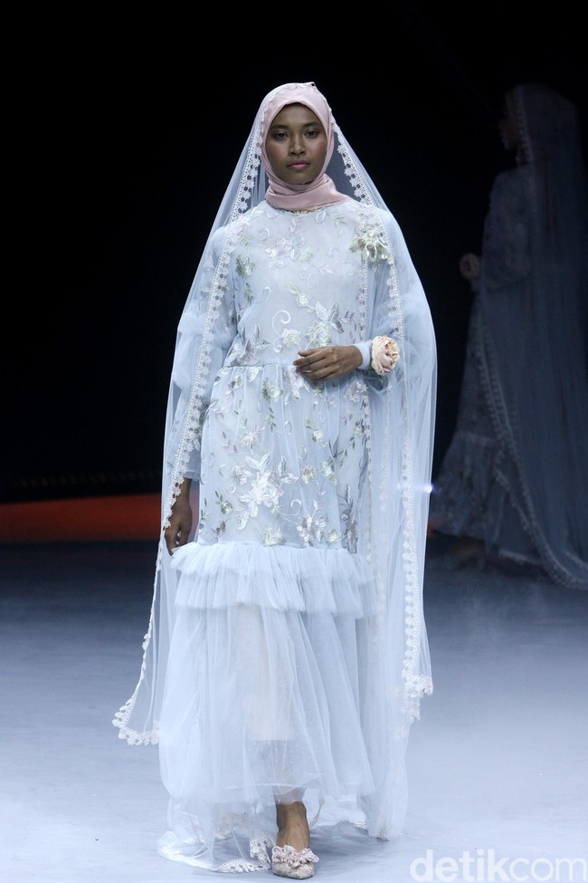 Fashion show Barli Asmara menampilkan koleksi terbaru bertajuk Neelakurinji di Muslim Fashion Festival 2020, Jakarta Convention Center, Jakarta, Sabtu [22/2/2020]. Foto: Mohammad Abduh/Wolipop.