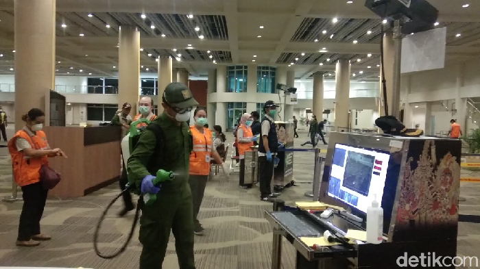 Bandara Ngurah Rai Disemprot Disinfektan