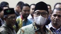 Terdakwa kasus dugaan suap pengurusan proposal dana hibah Komite Olahraga Nasional Indonesia (KONI) dan gratifikasi itu jadi sorotan karena mengenakan masker.