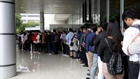 Antrean para tamu dan karyawan yang hendak menjalani pemeriksaan suhu tubuh pun terlihat di area Kantor Pusat Pertamina, Jakarta. Istimewa/Dok. Pertamina.