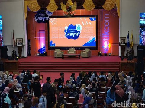 Rela Antre Sejam, Ribuan Peserta d'Youthizen di UNS Solo Membeludak!