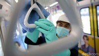 Disinfeksi corona tersebut dilakukan menggunakan disinfektan.