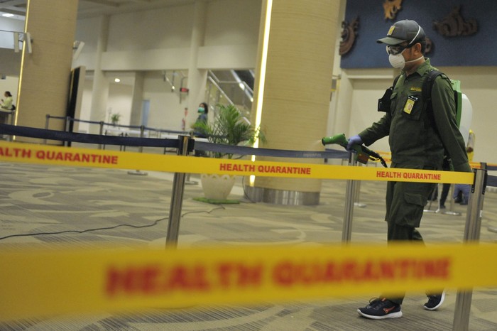 DESINFEKSI DI BANDARA NGURAH RAI Awak kabin berjalan di dekat alat penyemprot cairan disinfektan otomatis yang dipasang petugas Kantor Kesehatan Pelabuhan (KKP) Kelas I Denpasar di kawasan Terminal Domestik Bandara Internasional I Gusti Ngurah Rai, Bali, Selasa (3/3/2020). Kegiatan desinfeksi yang dilakukan di area terminal domestik dan internasional bandara tersebut dilakukan sebagai salah satu langkah antisipasi potensi penyebaran COVID-19 atau virus Corona. ANTARA FOTO/Fikri Yusuf/aww.