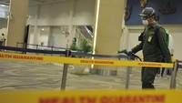 Petugas Kantor Kesehatan Pelabuhan (KKP) Kelas I Denpasar menyemprotkan cairan disinfektan di kawasan Terminal Internasional Bandara Internasional I Gusti Ngurah Rai, Bali, Selasa (3/3/2020).