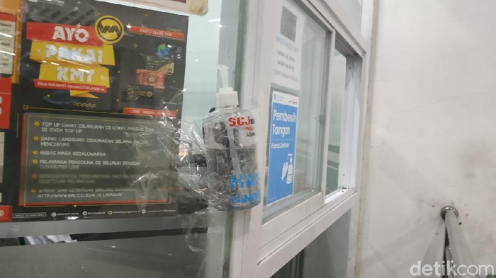 Takut Hilang, Hand Sanitizer di Stasiun Jakarta Kota Sampai Diselotip