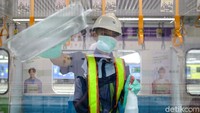 Petugas melakukan pembersihkan ratangga MRT Jakarta, Rabu (4/3/2020).