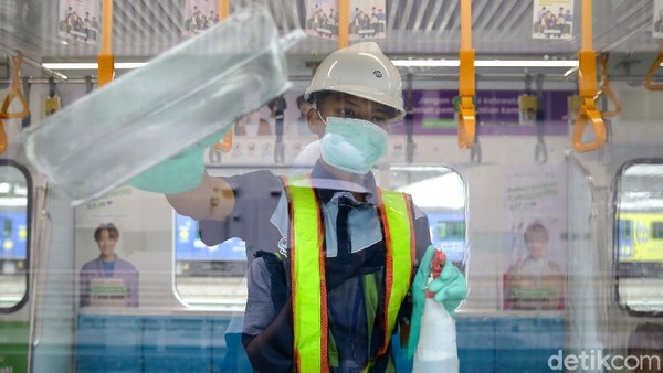 Operasi Menyeluruh Disinfeksi Corona di Ratangga MRT Jakarta