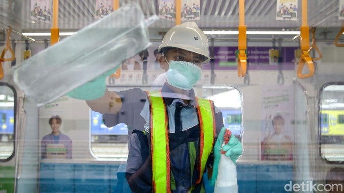 Operasi Disinfeksi Menyeluruh di Ratangga MRT Jakarta Demi mencegah menyebarnya virus corona, petugas melakukan disinfeksi menyeluruh di dalam ratangga MRT Jakarta di Lebak Bulus, Jakarta.