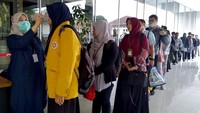 Para karyawan dan tamu yang hendak memasuki Kantor Pusat Pertamina menjalani pemeriksaan suhu tubuh, Jakarta, Rabu (4/3/2020). Istimewa/Dok. Pertamina.