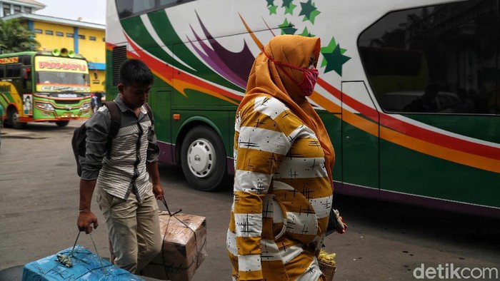 Sejumlah warga hilir mudik di kawasan Terminal Bus Tanjung Priok, Jakarta. Aktivitas di terminal tersebut tampak masih berjalan normal.