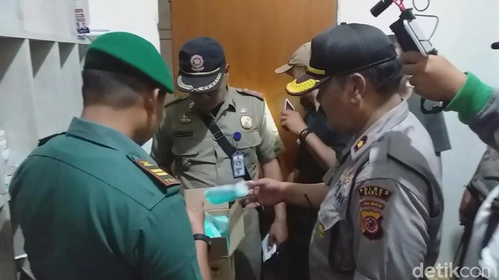 Petugas temukan toko obat di Garut yang jual masker Rp 200 ribu per boks