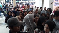 Adapun dalam dYouthizen di UNS ini, ada empat tokoh yang akan memaparkan materi. Mereka adalah Wali Kota Surabaya Tri Rismaharini, youtuber sekaligus stand up comedian Raditya Dika, Editor in Chief detikcom Alfito Deannova dan seorang moderator misterius. Bayu Ardi Isnanto/detikcom.