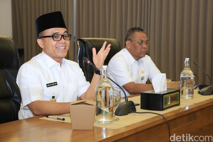 Bupati Banyuwangi Abdullah Azwar Anas menggelar raker dengan kepala Puskesmas se-Banyuwangi. Raker ini mereview kesiapan daerah dalam mengantisipasi penyebaran Virus Corona.