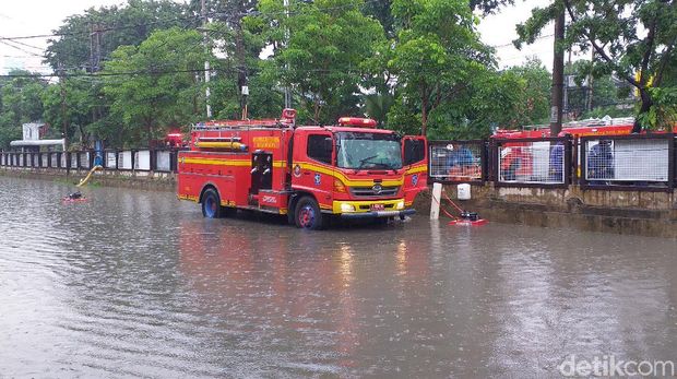 Hujan Deras, Kawasan Darmo Park Surabaya Kembali Terendam Banjir