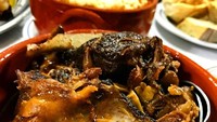  Ini salah satu menu hidangan daging kambing yang diolah dengan rempah dan disajikan dengan roti. Semua makanan di sini terkenal dengan harganya yang terjangkau. Foto: Instagram