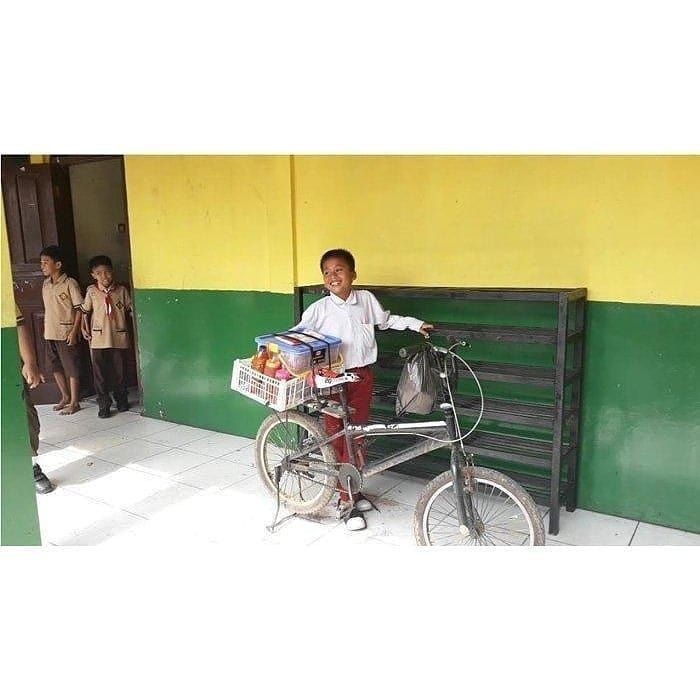 Anak Jualan Makanan Demi Sekolah