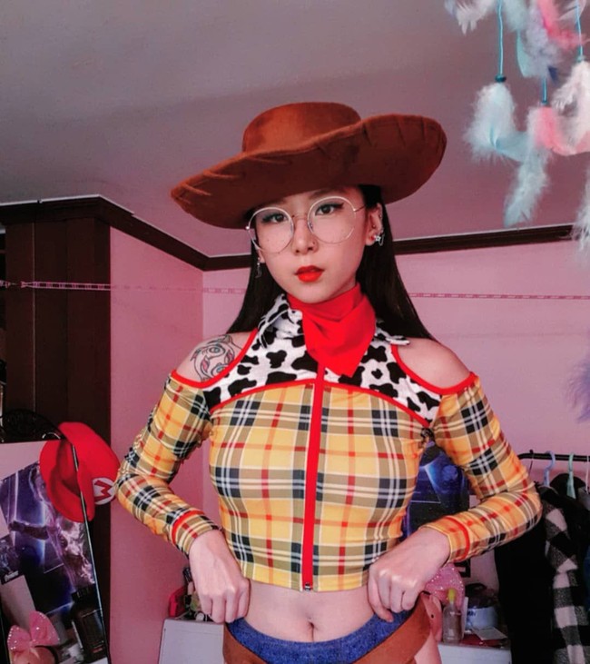 Setelah debut dengan Fiestar pada 2012, Cheska meninggalkan grupnya dua tahun kemudian pada 2014. Selama menjadi bintang idola, Cheska sepertinya tak memiliki pengalaman terbaik. Ia pun mengungkapkan sejumlah tuduhan mengejutkan tentang industri Kpop. Foto: Instagram