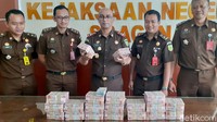 Syarief mengatakan pihaknya bakal mengajukan tuntutan pengembalian uang kerugian negara itu ke kas negara lewat Pemkab Sragen. Untuk sementara, uang itu disita sebagai barang bukti dan akan disimpan di rekening penampungan Kejaksaan RI.