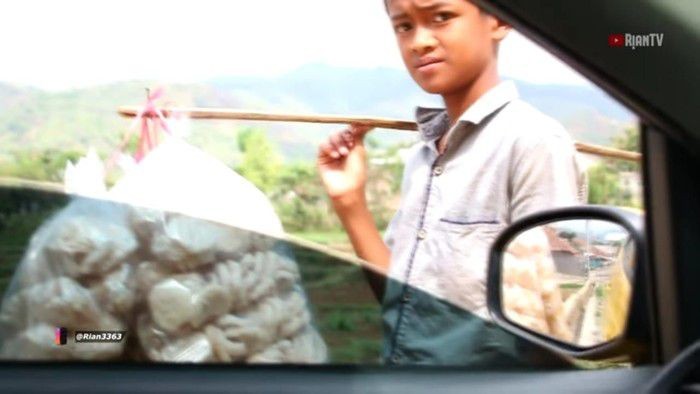 Anak Jualan Makanan Demi Sekolah