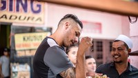 Menunjukkan gaya fenomenal ala chef Salt Bae, Raphael tak mau kalah. Ia pun menaburkan bawang goreng pada semangkuk soto racikannya Foto: instagram @raphaelmaitimo