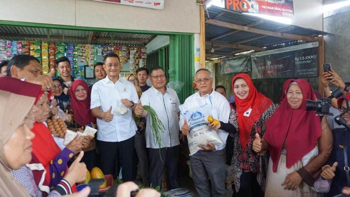 Menteri Sosial Juliari P Batubara meluncurkan program bantuan sembako di Kabupaten Bengkulu Utara. Mensos mengatakan pemerintah menambah bantuan program sembako.