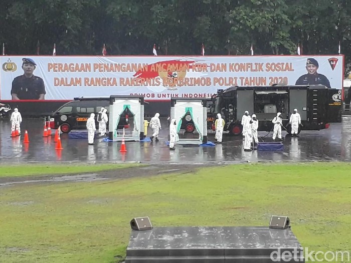 Kapolri Jenderal Idham Azis membuka Rakernis Korp Brimob Polri di Pusdik Brimob Watukosek, Pasuruan. Idham disambut simulasi pencegahan dan penanganan Virus Corona.