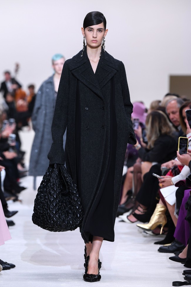Valentino menyuguhkan koleksi busana yang didominasi warna hitam di Paris Fashion Week 2020, Paris, Prancis, Minggu [01/03/2020]. Photo by Pascal Le Segretain/Getty Images.