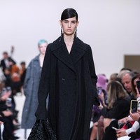 Valentino menyuguhkan koleksi busana yang didominasi warna hitam di Paris Fashion Week 2020, Paris, Prancis, Minggu [01/03/2020]. Photo by Pascal Le Segretain/Getty Images.