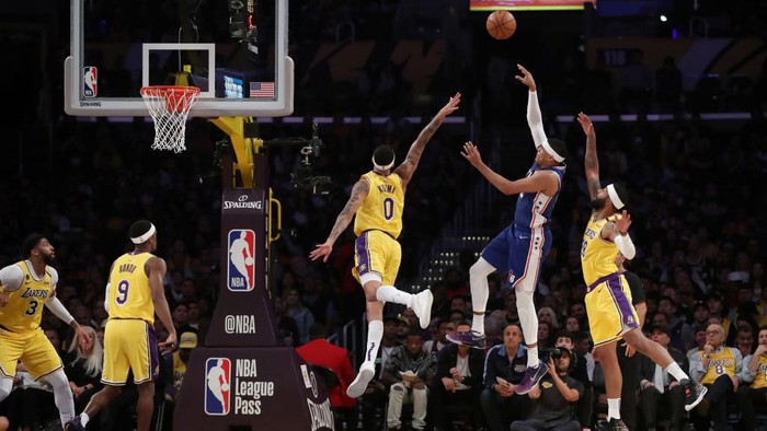 LOS ANGELES, CALIFORNIA - MARCH 03: Tobias Harris #12 of the Philadelphia 76ers shoots the ball against Kyle Kuzma #0 and Markieff Morris #88 of the Los Angeles Lakers during the second half at Staples Center on March 03, 2020 in Los Angeles, California. NOTE TO USER: User expressly acknowledges and agrees that, by downloading and or using this Photograph, user is consenting to the terms and conditions of the Getty Images License Agreement. (Photo by Katelyn Mulcahy/Getty Images)