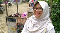 Lia bersama suami dan dua anaknya tinggal di rumah kontrakan sederhana di Kranji. Di mata tetangganya, Lia dikenal sebagai sosok yang periang.