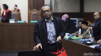 Badan Pemeriksa Keuangan (BPK) disebut pernah menemukan adanya kejanggalan pada anggaran Satuan Pelaksana Program Indonesia Emas (Satlak Prima) di Kementerian Pemuda dan Olahraga (Kemenpora). Namun seorang anggota BPK disebut tidak memperbolehkan informasi itu bocor ke publik. Hal itu diungkapkan Gatot S Dewa Broto selaku Sekretaris Menteri Pemuda dan Olahraga (Sesmenpora) saat bersaksi dalam persidangan.