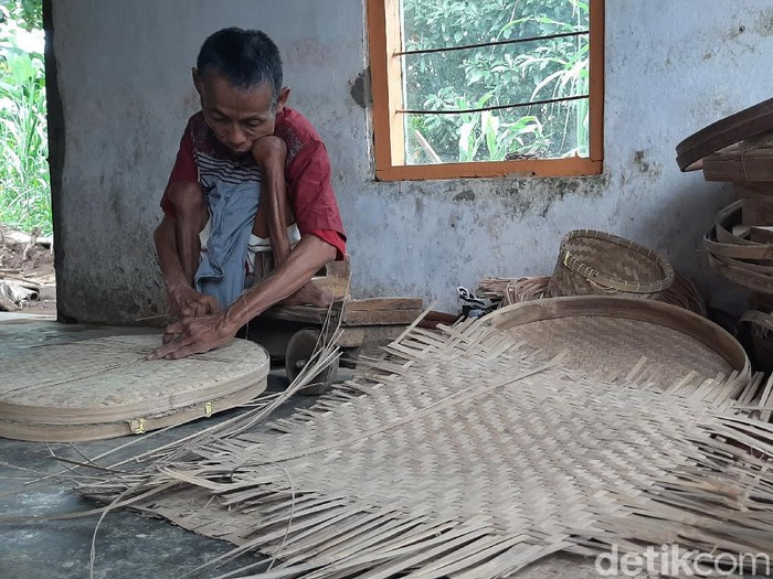 Turiyan (47) lahir sebagai laki-laki normal hingga kelas 2 SD. Namun saat bermain di sungai, ia terjepit batu hingga kakinya cacat permanen.