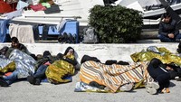 Sejumlah migran beristirahat di area sekitar pelabuhan Mytilene. Sejumlah migran ramai-ramai melintasi perbatasan Turki-Yunani dengan harapan dapat memasuki wilayah Eropa. AP Photo/Panagiotis Balaskas.