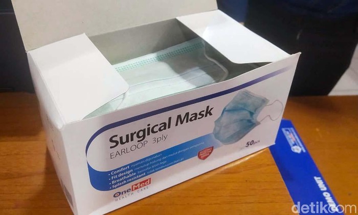 Apotek Kimia Farma membatasi penjualan masker sebanyak dua masker per orang. Harga per masker pun dibandrol Rp 2.000 per masker.