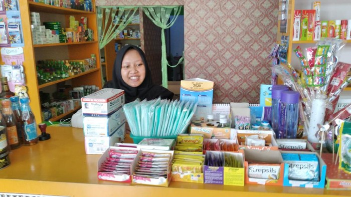 Pegawai salah satu apotek menunjukkan stok masker yang dimilikinya.