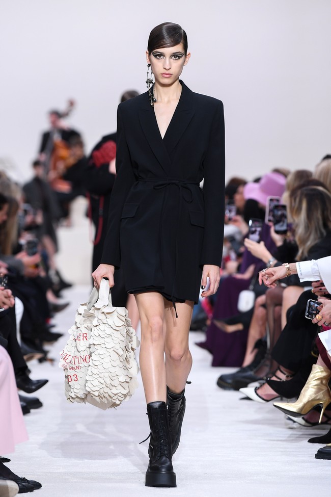 Valentino menyuguhkan koleksi busana yang didominasi warna hitam di Paris Fashion Week 2020, Paris, Prancis, Minggu [01/03/2020]. Photo by Pascal Le Segretain/Getty Images.