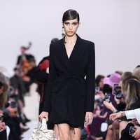 Valentino menyuguhkan koleksi busana yang didominasi warna hitam di Paris Fashion Week 2020, Paris, Prancis, Minggu [01/03/2020]. Photo by Pascal Le Segretain/Getty Images.